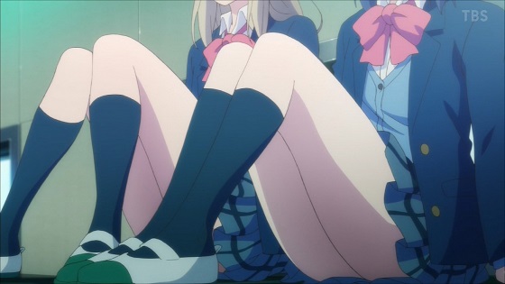 【画像】最近の女子高生、スカートが短すぎてお尻の始まりが見えてしまう・・・
