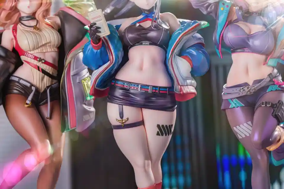 【画像】『グリッドマン』六花ちゃんの太もも、最新フィギュアでも限界突破してしまう